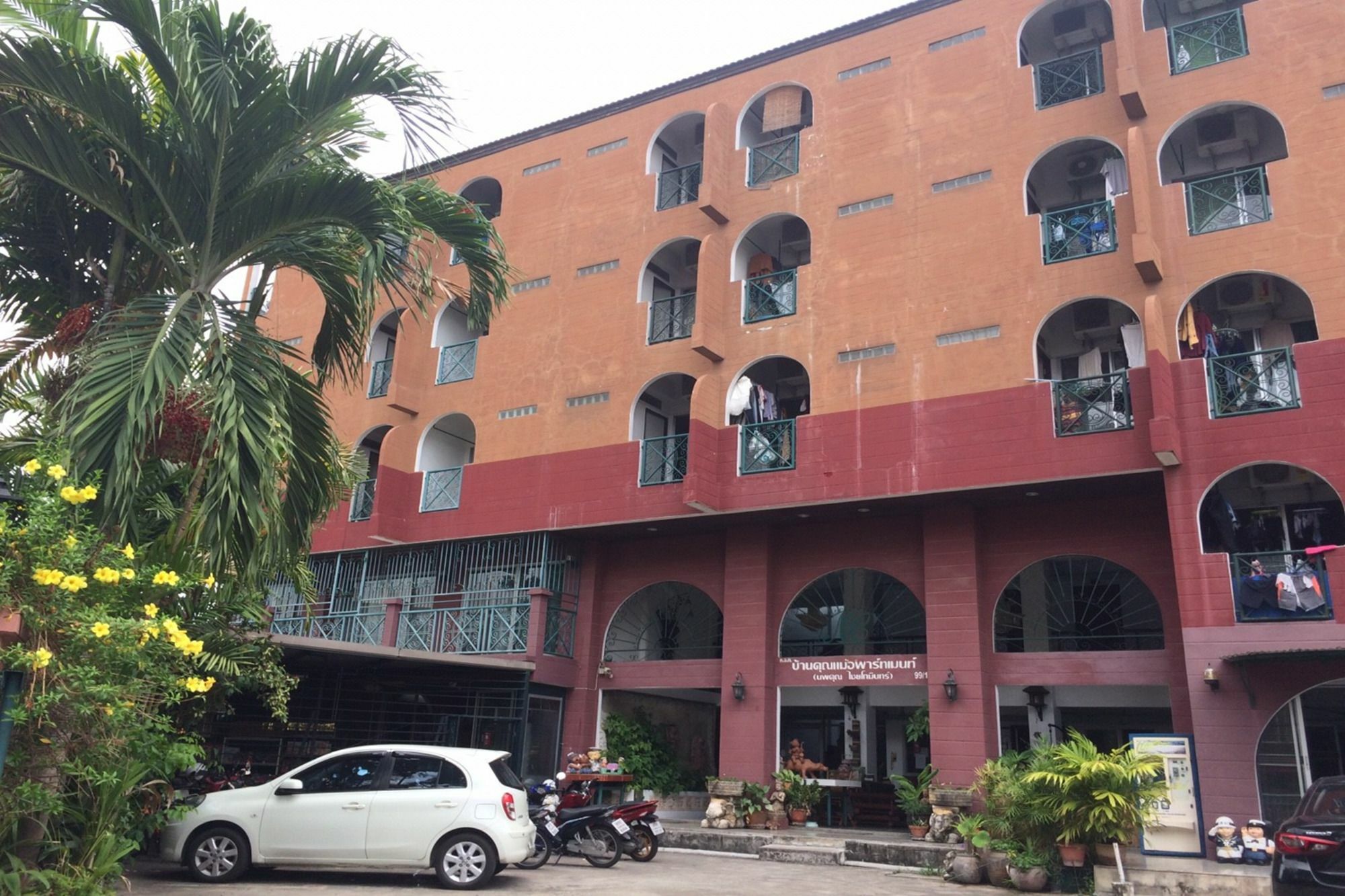 Baan Khun Mae Apartment Bangkok Exterior photo